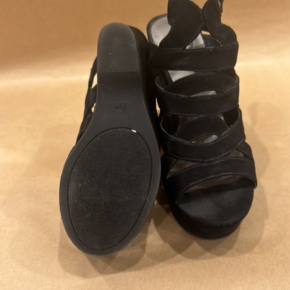 Black heeled wedge sandals - Picture 4 of 5